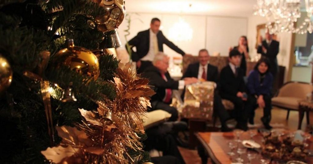 Cassazione: contatto FB con 200 amici in comune ha diritto di autoinvitarsi al tuo pranzo di Natale - Lercio