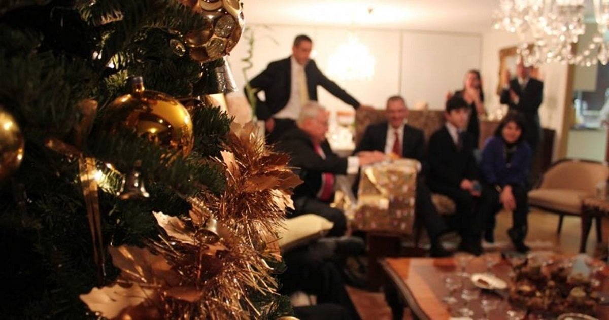 Cassazione: contatto FB con 200 amici in comune ha diritto di autoinvitarsi al tuo pranzo di Natale - Lercio