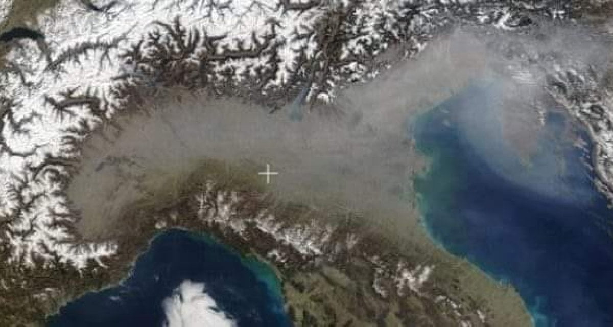 Crisi. Sempre più tabagisti costretti a trasferirsi in Pianura Padana per fumare gratis - Lercio