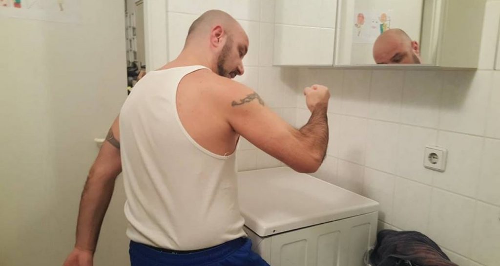 Ex pugile apre centro di riparazione per elettrodomestici anni 80 - Lercio