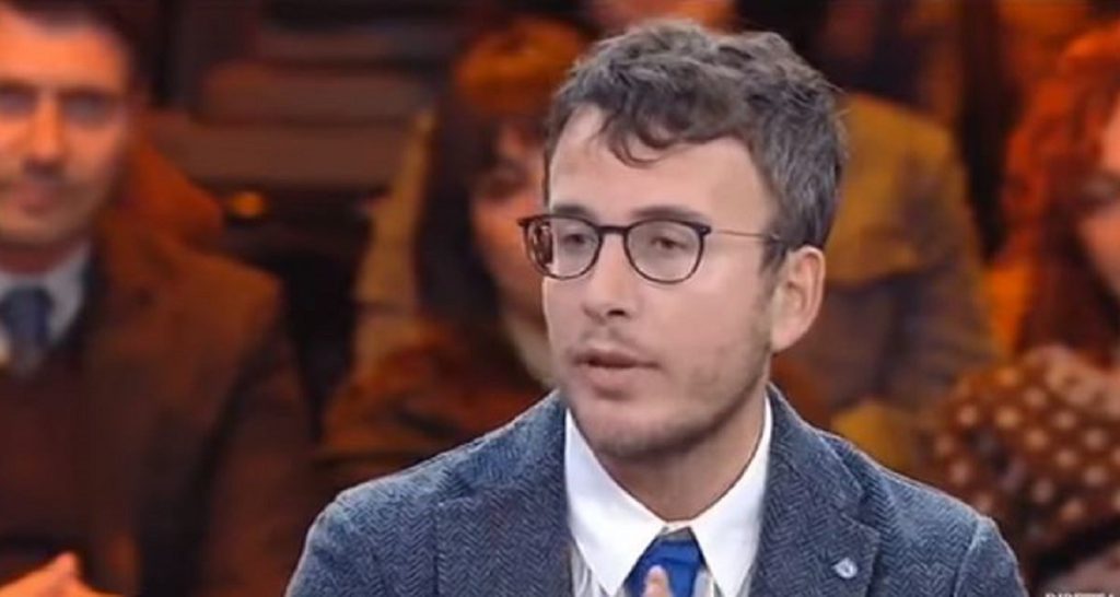 Figlio di Fusaro pronuncia la sua prima parola: "Turbo-matriarca" - Lercio