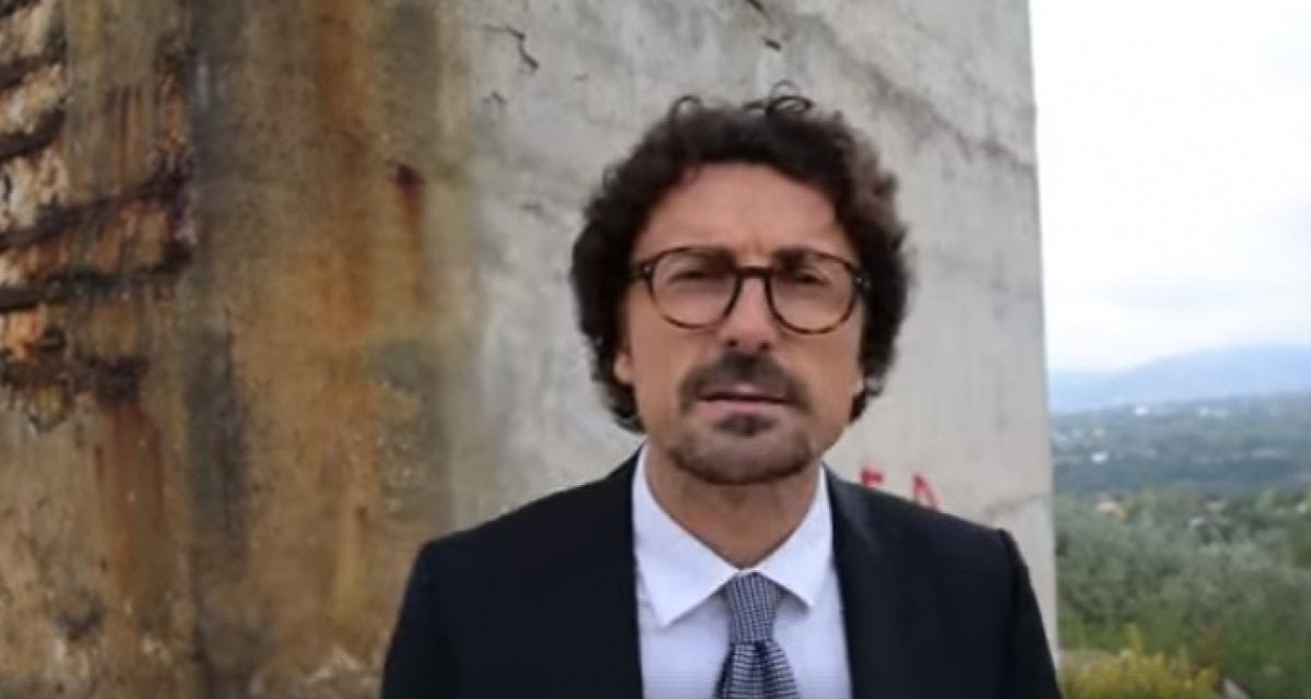 Governo istituisce la figura del Ministro di sostegno per Toninelli - Lercio