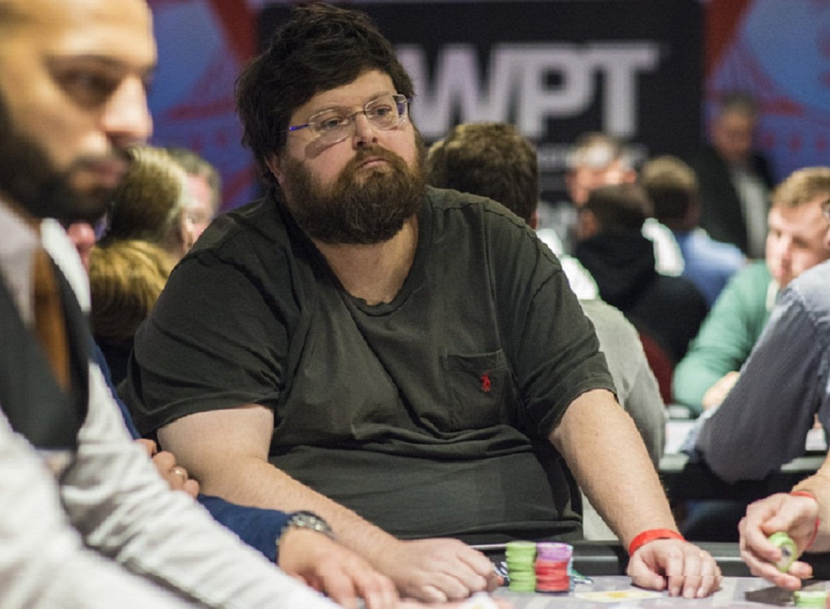 Moglie di Adinolfi diventa terrapiattista e nega che il marito sia sferico - Lercio