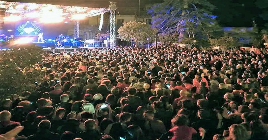 Non ci sono facce snob: scatta il panico al concerto di Brunori Sas - Lercio