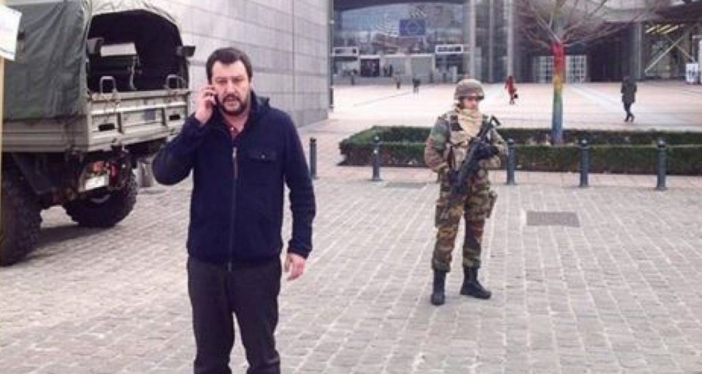 Polizia attende che il cellulare di Salvini non abbia campo per dare il via a una maxi retata - Lercio