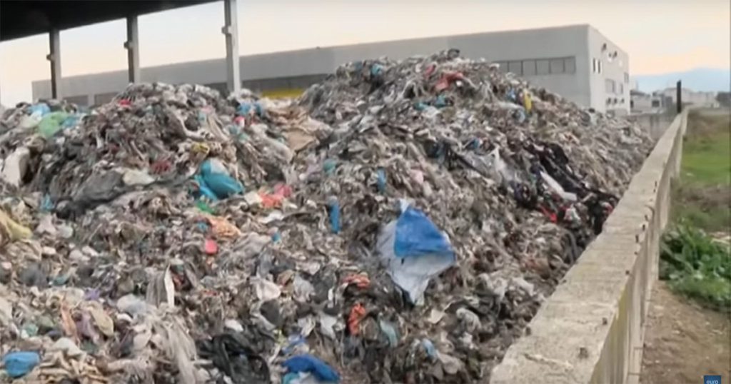 Terra dei Fuochi, la Campania celebra le sue eccellenze e inaugura la 'Sagra della diossina' - Lercio