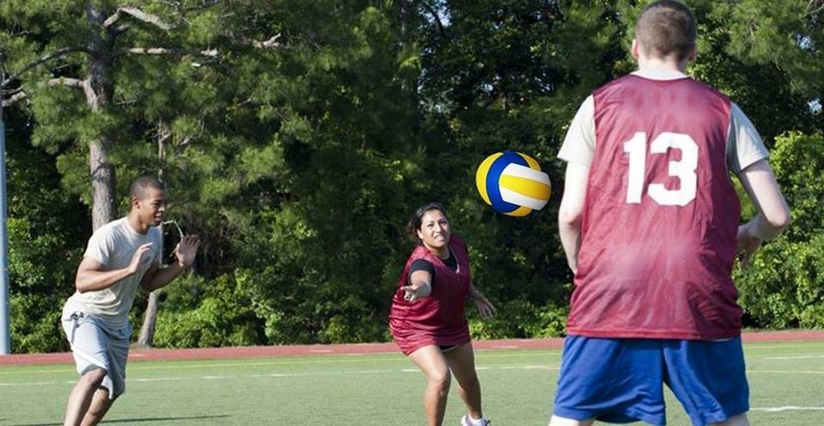 Terrapiattisti giocano a frisbee con un pallone da volley - Lercio