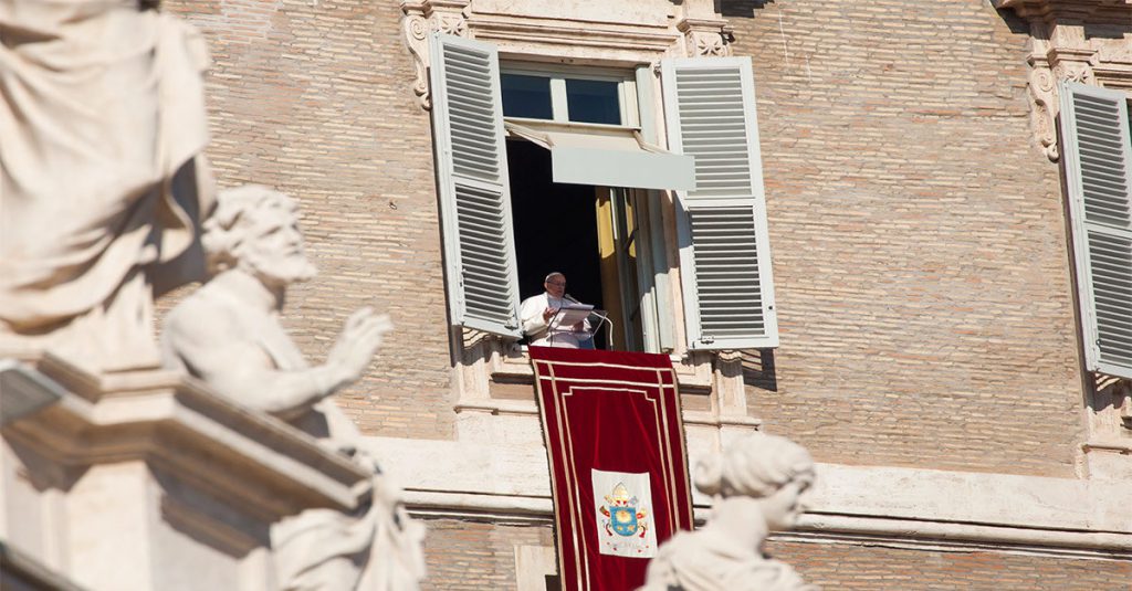 Angelus, per non urtare la sensibilità degli italiani il Papa parlerà del tempo - Lercio
