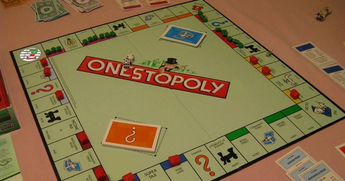 Boom di vendite per il gioco da tavola Onestopoly, la versione grillina del Monopoly - Lercio