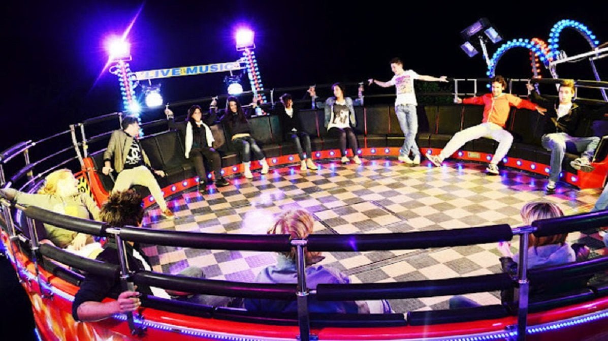 Installazioni artistiche: le canzoni di Gigi D'Agostino risuoneranno in eterno in tutti i tagadà - Lercio