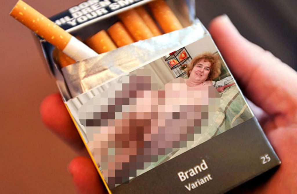 Lotta al fumo, sui pacchetti arrivano le foto shock di vostro padre che si tromba vostra madre - Lercio