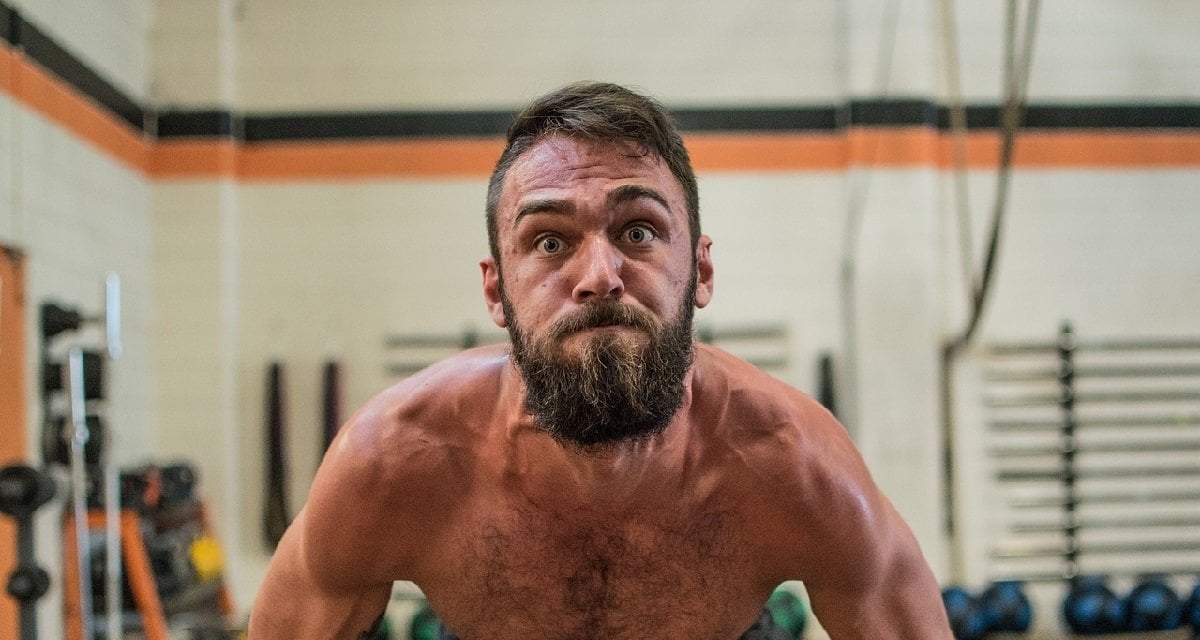 Maschilista coltiva il suo lato femminile e lo riempie di botte - Lercio