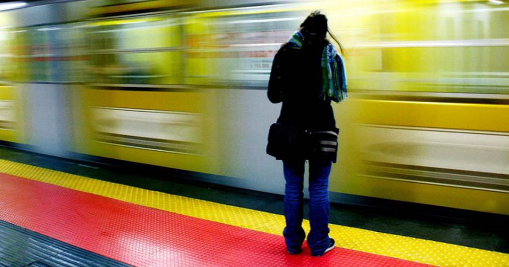 ‘Non oltrepassare la linea gialla’: ragazzo svizzero perde 57 treni - Lercio