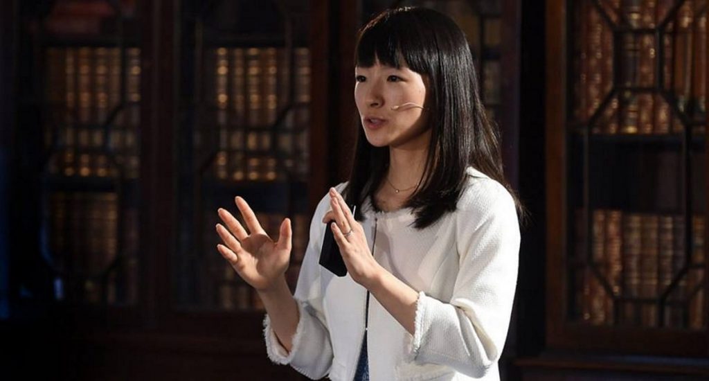 Non trova più la maglia preferita, Marie Kondo sfascia la sua camera - Lercio