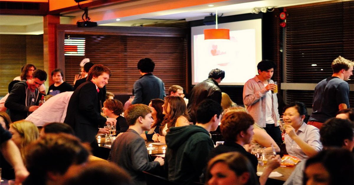 Speed date: studente di ingegneria riesce a rimorchiare usando una presentazione in powerpoint - Lercio