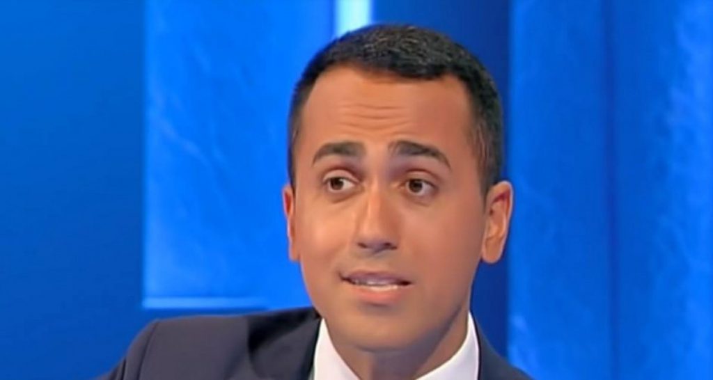 Abruzzo, M5S corre ai ripari: "D'ora in poi chi non ci rivota dovrà pagare una penale" - Lercio