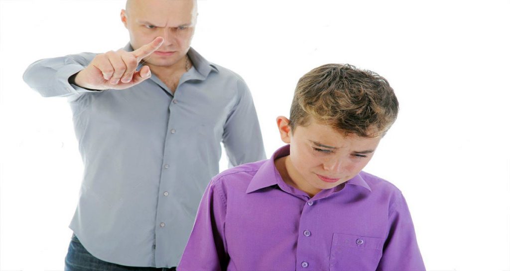 "Che cazzo ti pago a fare una scuola privata?!" Padre sorprende figlio mentre studia - Lercio