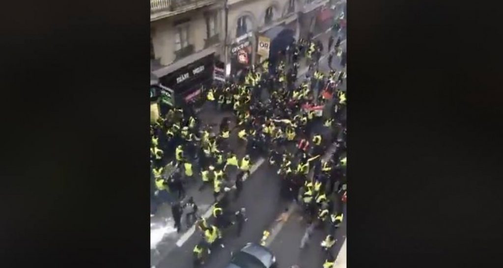 “Di Maio appoggia voi!”, “No, voi!”. Francia, scoppia la rissa tra le fazioni dei gilet gialli - Lercio