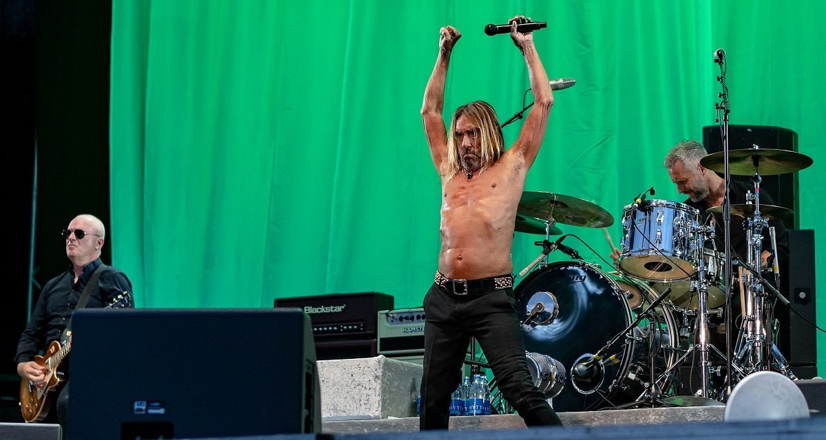 Iggy Pop fa un concerto con la maglietta della salute e si prende una broncopolmonite - Lercio