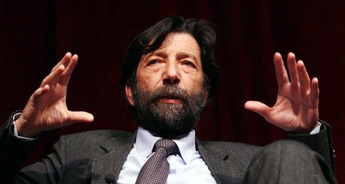 Non riesce a togliersi l'auricolare: Cacciari resta in studio fino alla fine del programma - Lercio