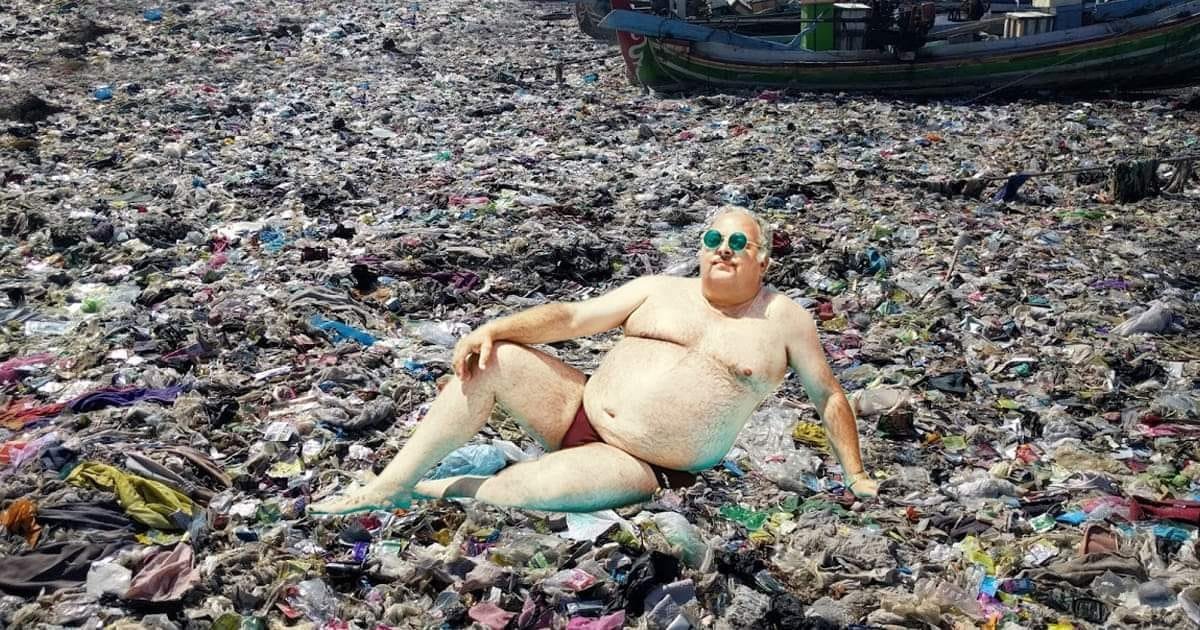 Plastica nei mari, arrivano buone notizie: entro il 2050 non sarà più possibile annegare - Lercio