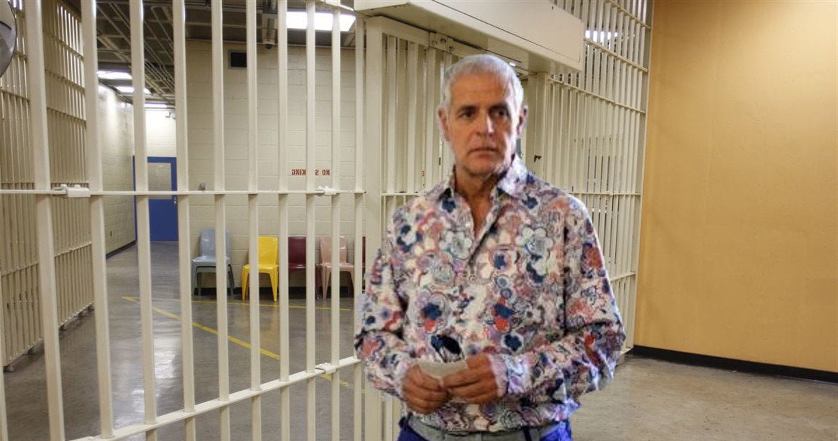 Sconto di pena per Formigoni: potrà portare in carcere le sue camicie - Lercio