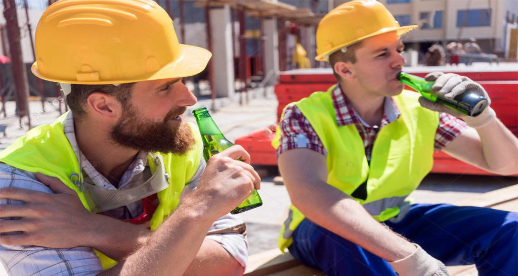 Sindacati: "Per i muratori, la birra a fine giornata dovrà essere a carico del datore di lavoro" - Lercio