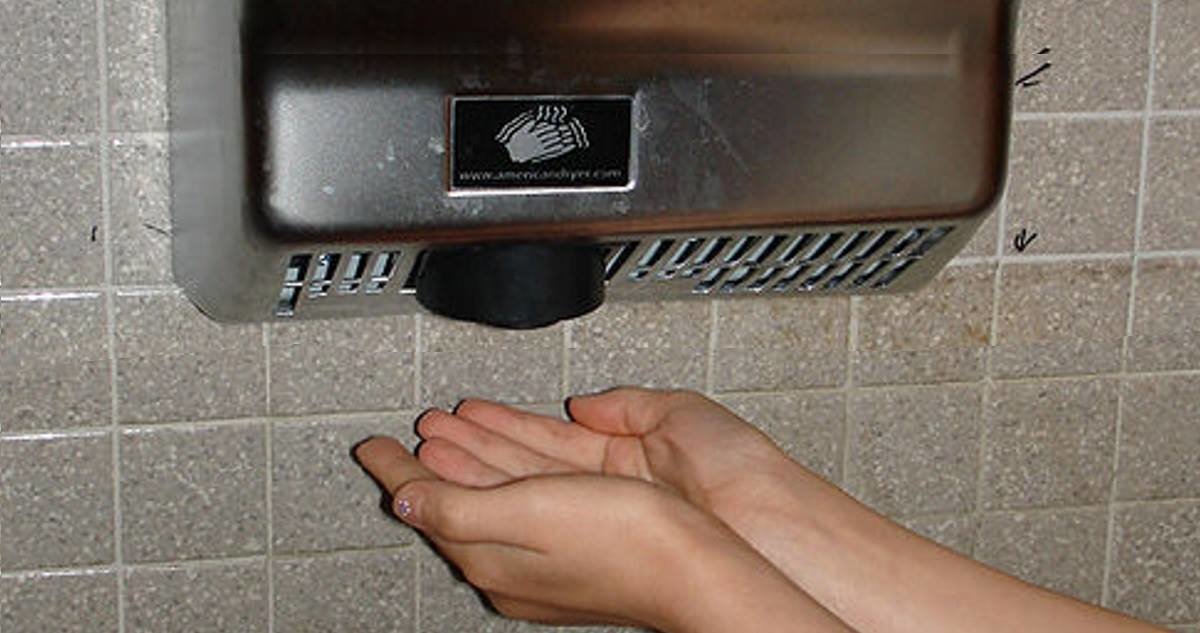 Studio rivela: gli asciugatori ad aria calda funzionano solo se le mani sono già asciutte - Lercio