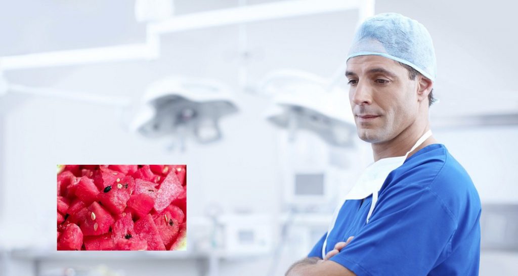 Affetta un cocomero in meno di un minuto e diventa il primario di chirurgia dell'ospedale di Locri - Lercio
