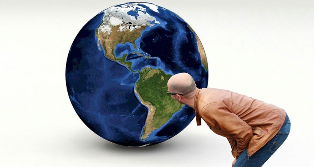 Bufera sullo youtuber terrapiattista pizzicato a usare un mappamondo - Lercio