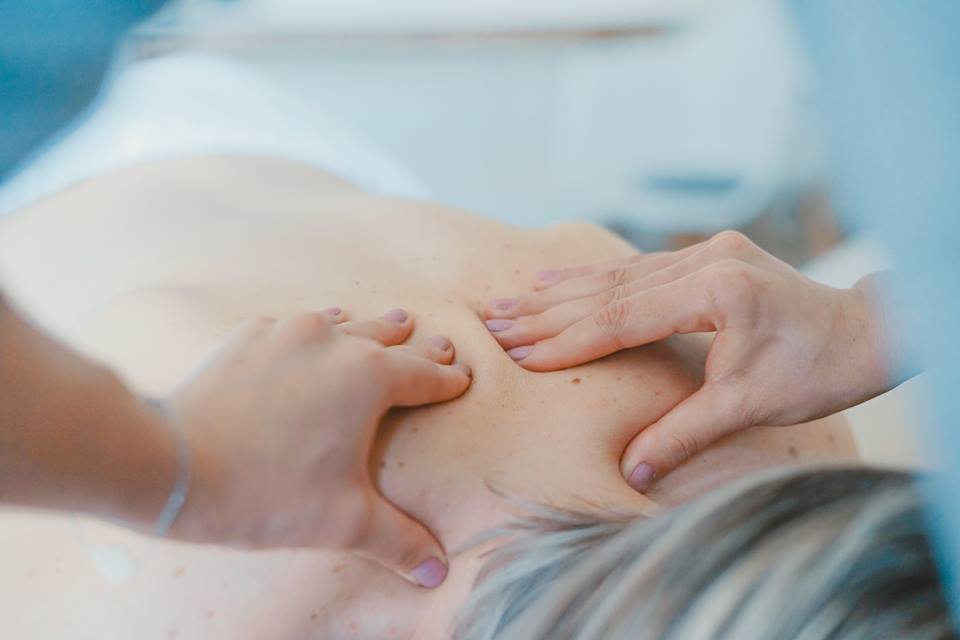 Grillino davvero onesto va in un centro massaggi thailandese per farsi fare solo un massaggio - Lercio