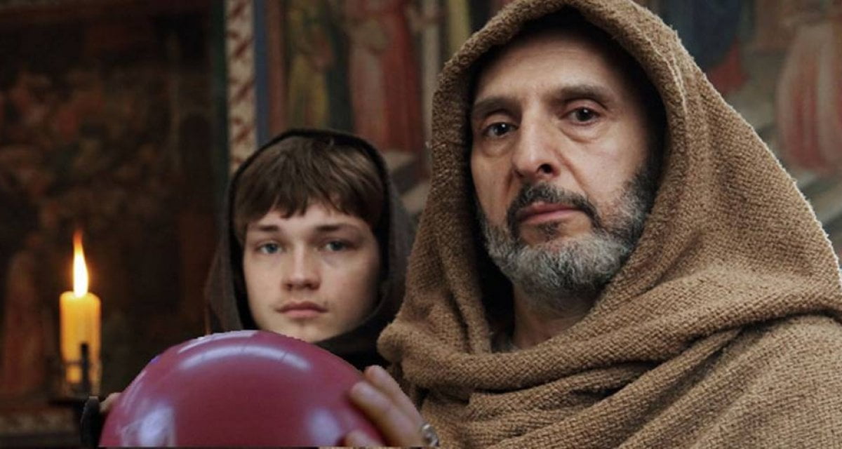 "Il Nome della Rosa", polemiche per la scena in cui Turturro colpisce un monaco con una palla da bowling - Lercio