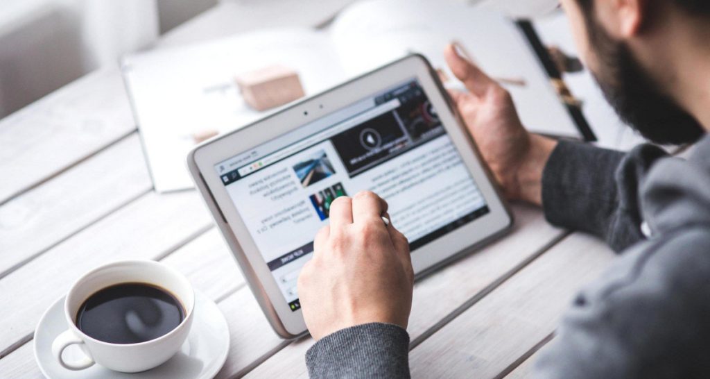 Internet, in aumento il numero degli utennti che non notano gli erori nei titoli - Lercio