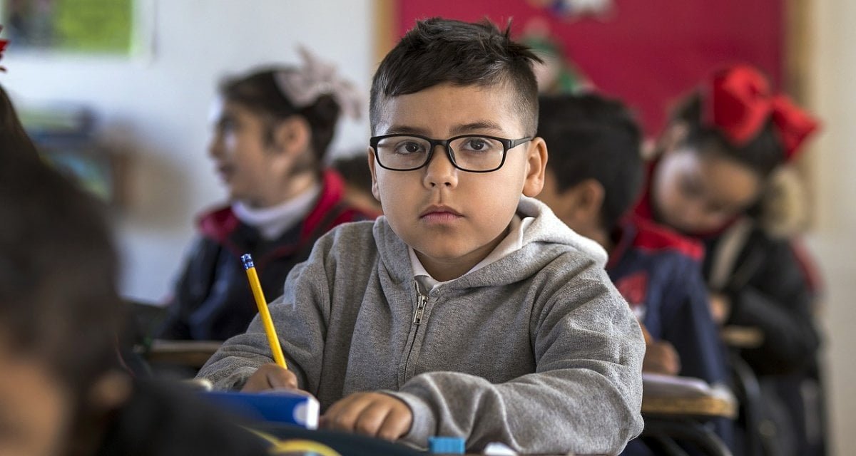 Scolaro sventa attacco terroristico chiamando il 113, sospeso per uso del cellulare in classe - Lercio