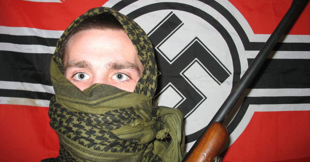 "Sei razzista perché non viaggi". Va tre mesi in Ungheria e torna nazista - Lercio