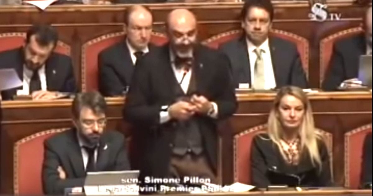 "Stringe troppo". Scienziato scopre collegamento fra le cazzate di Pillon e il suo papillon - Lercio