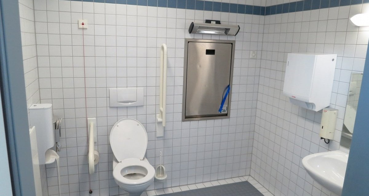 Uomo centra la tazza di un bagno pubblico senza schizzare la tavoletta e vince l'Autogrill - Lercio