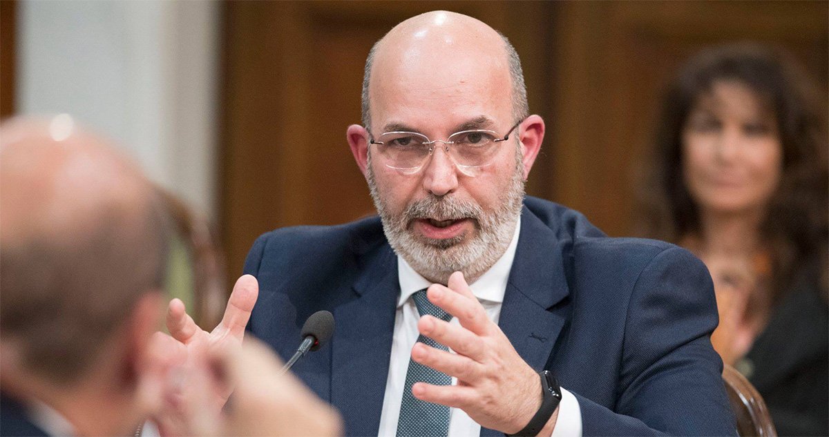 Vito Crimi si sveglia dopo sei anni e scopre di essere al governo con Salvini - Lercio