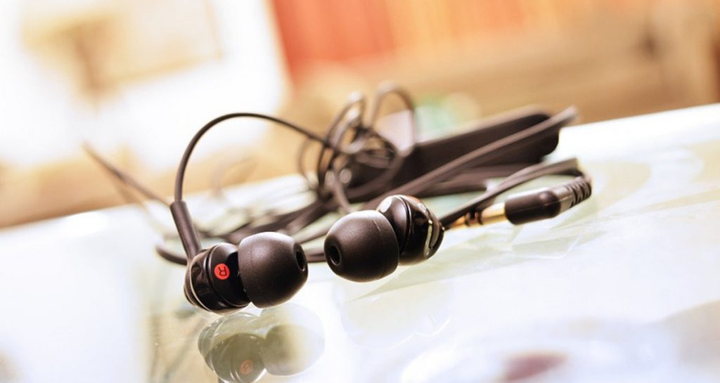 Auricolari: dal prossimo anno L e R diventeranno orecchio 1 e orecchio 2 - Lercio