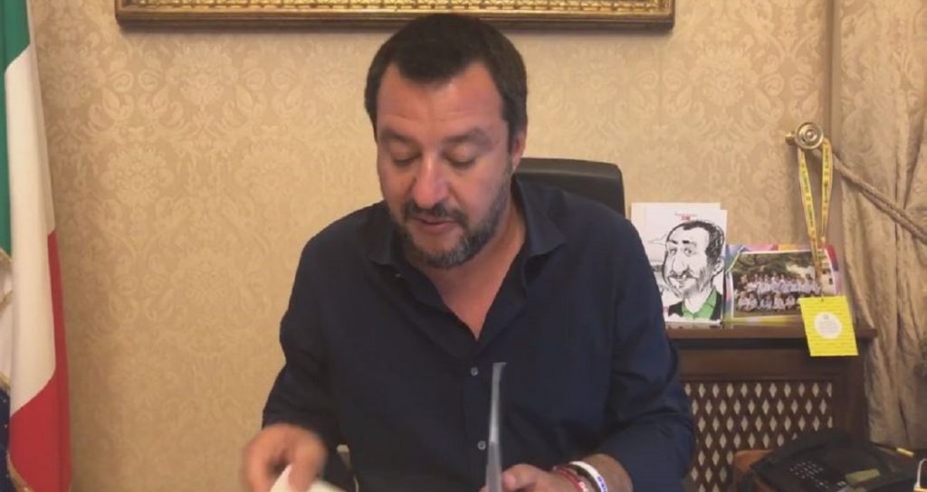 Down di Facebook, ufficio del Ministro dell'Interno attivo per tre ore - Lercio