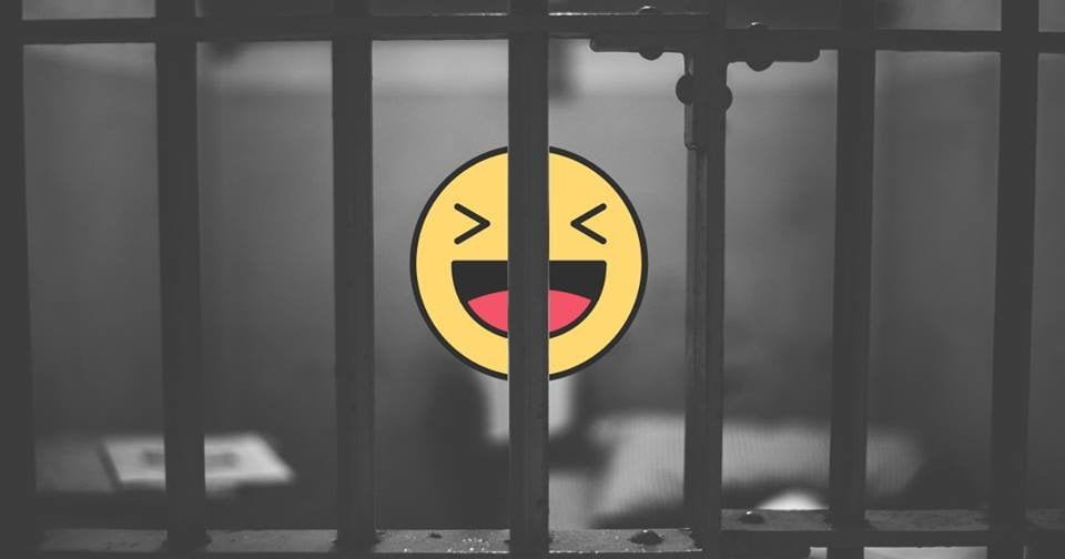Facebook, arrestata la faccina che ride alle notizie brutte - Lercio