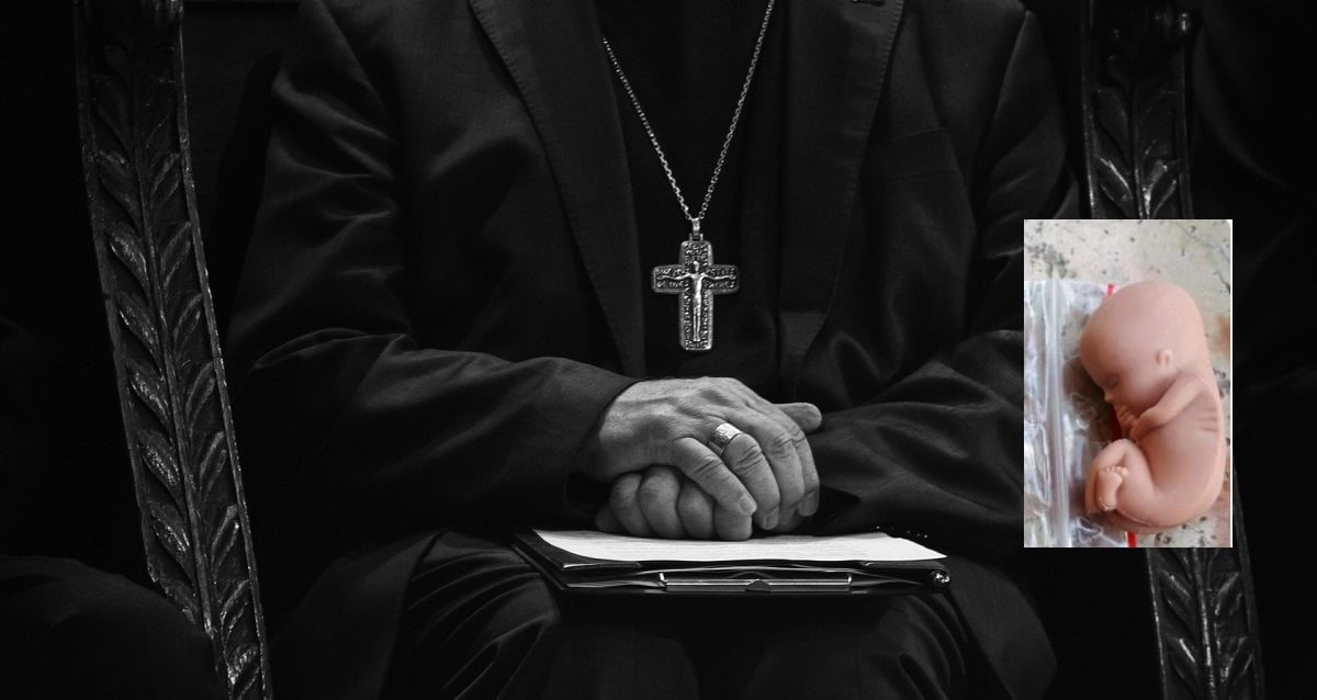 "Non ha il buco, è difettoso", Vescovo riporta indietro il feto di plastica - Lercio