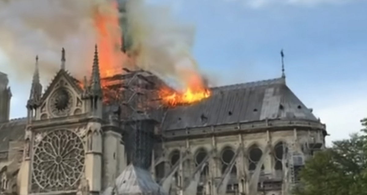 Notre-Dame, incubo senza fine: Italia offre aiuto per la ricostruzione - Lercio