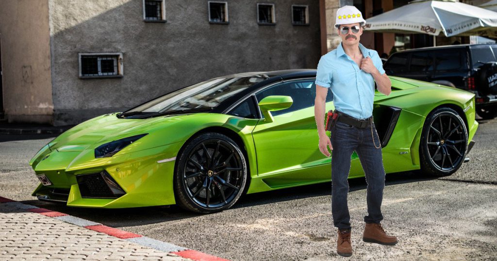 Scandalo INPS: muratore a nero prende il reddito di cittadinanza e ci si compra una Lamborghini - Lercio