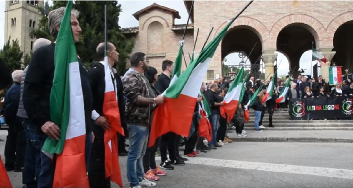 Servizio sul Duce, la Rai smorza le polemiche: "Mussolini ha fatto anche cose sbagliate" - Lercio
