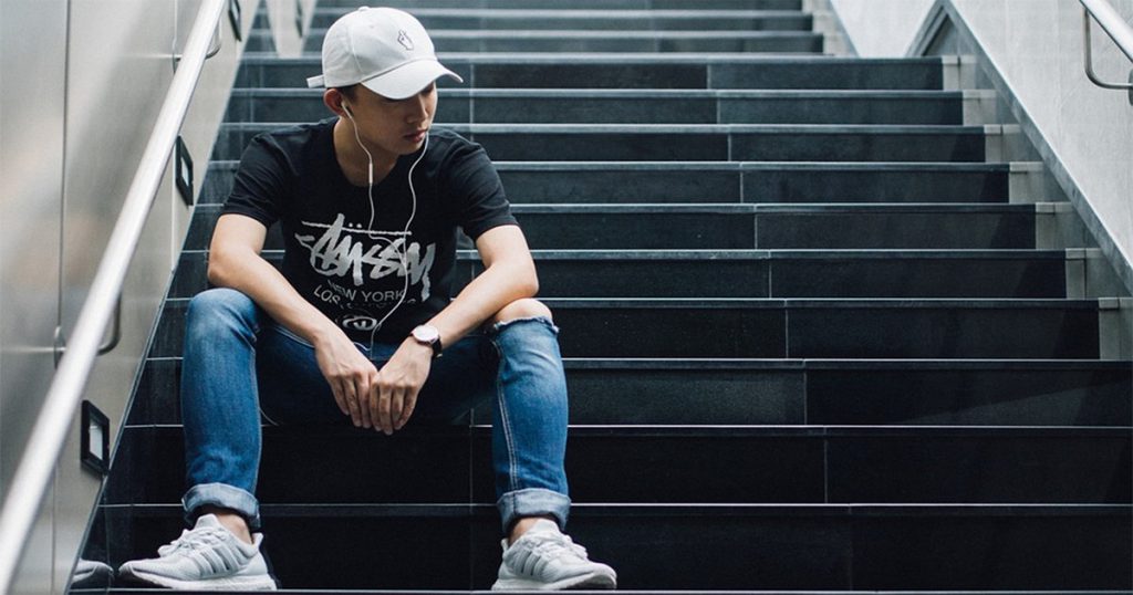 Adolescente si addormenta ascoltando musica Trap e si sveglia parlando con l'autotune - Lercio