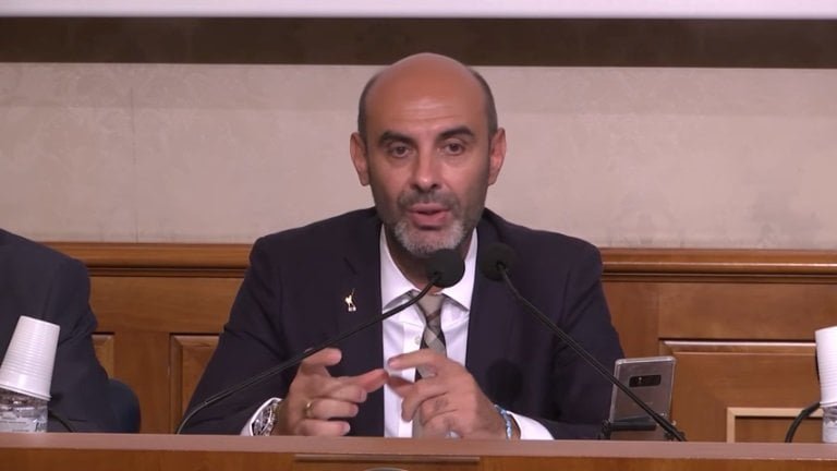 Assorbenti troppo cari. Arriva la soluzione di Pillon: "Usate i tappi di sughero" - Lercio