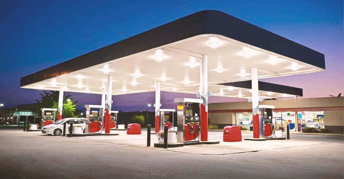 Aumenti, benzinai sostengono i clienti: "Per un pieno valutiamo il tuo usato" - Lercio