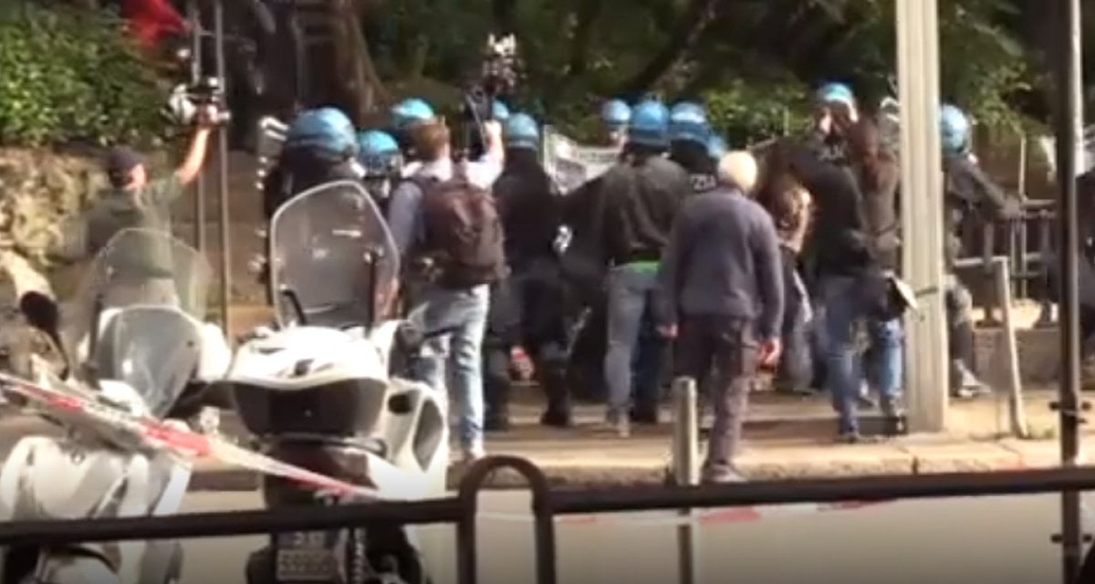 “Fermi! Non è un giornalista!” Poliziotto salva Belpietro dalle manganellate - Lercio