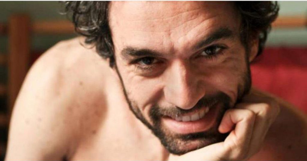 Giarrusso pubblica nuovo sondaggio: "È più lungo il mio o quello di Berlusconi?" - Lercio